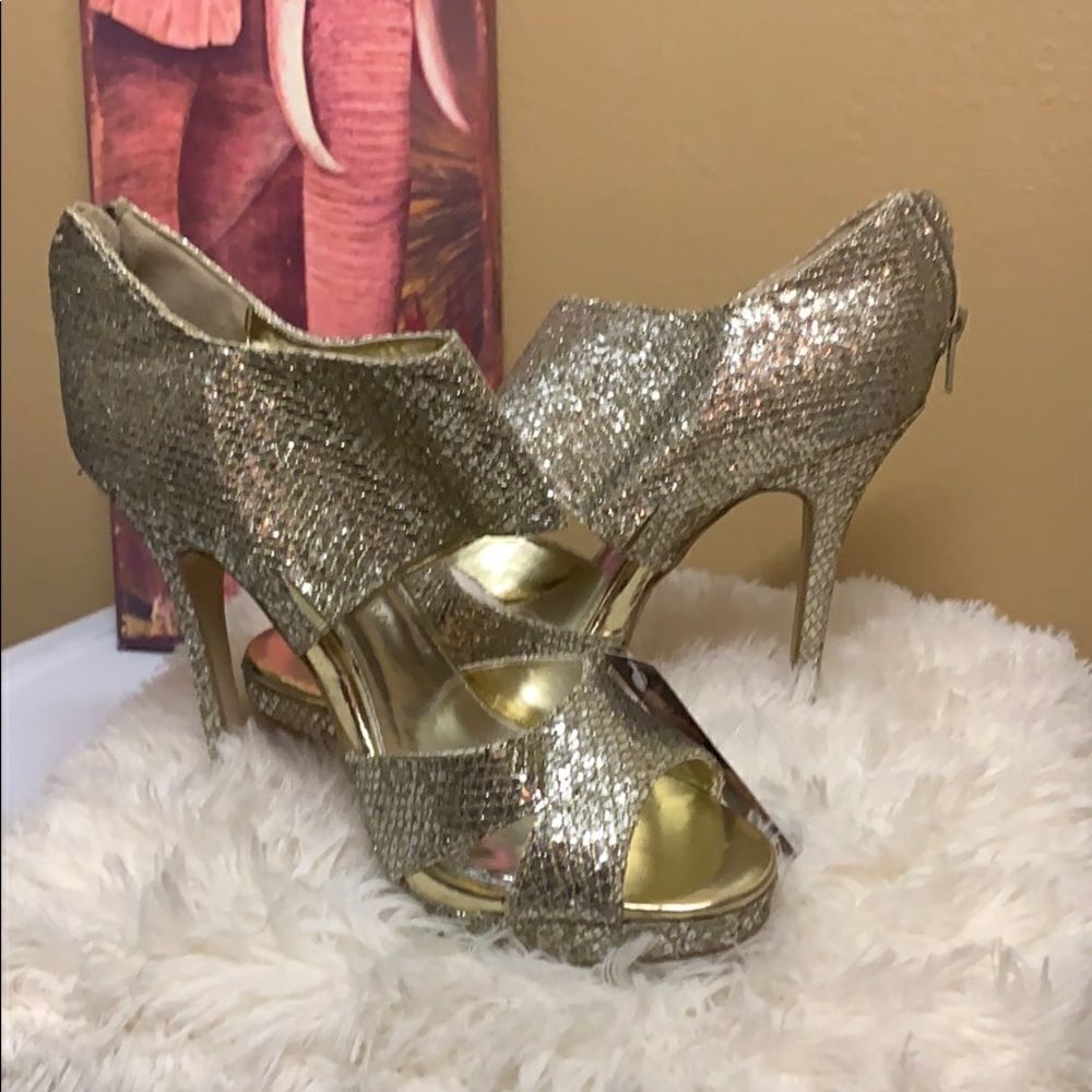 Sofia Vergara Gold heels